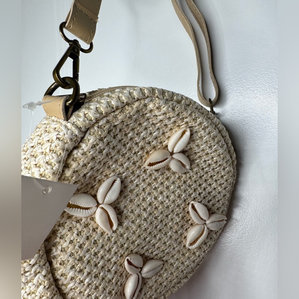 Beige Woven Crossbody Bag with Shell Accents summer - Picture 3 of 6